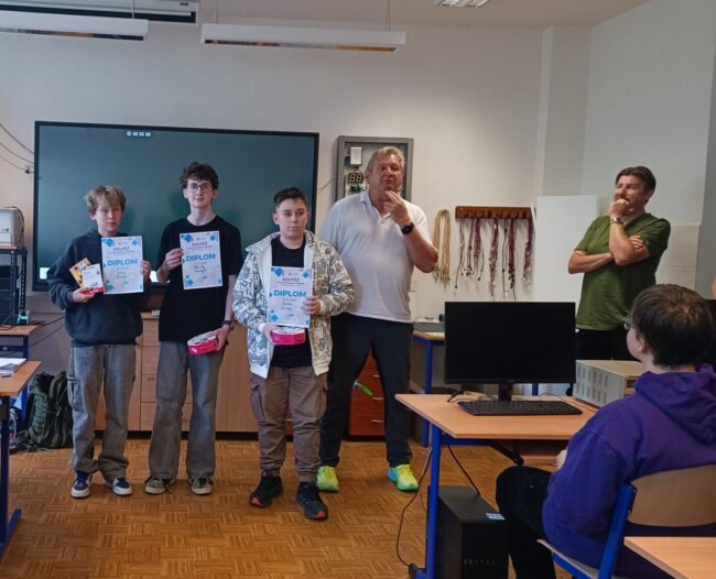 kluci s diplomy