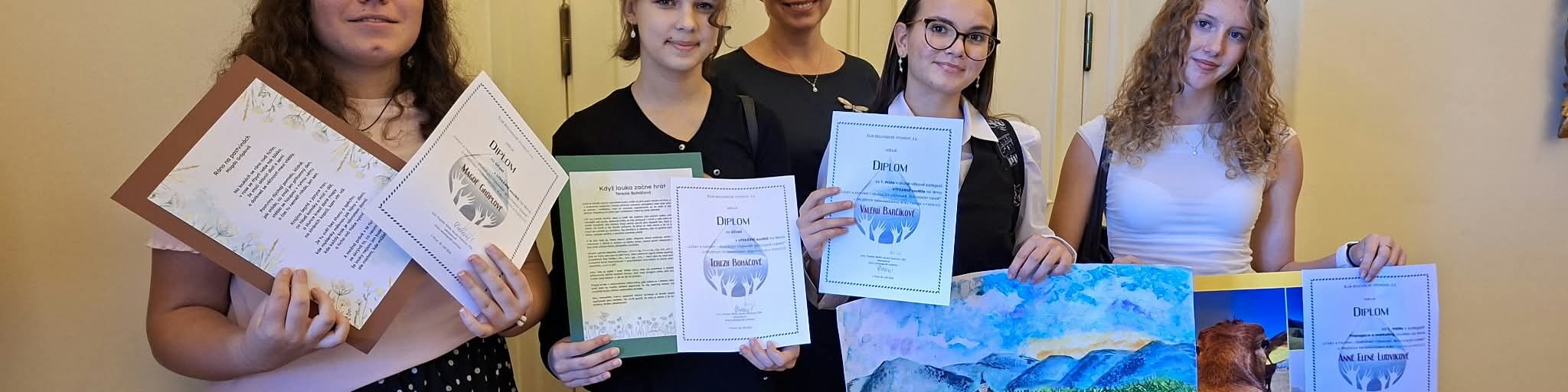 WhatsApp Image 2026-10-04 at 09.44.19 žákyně s diplomy