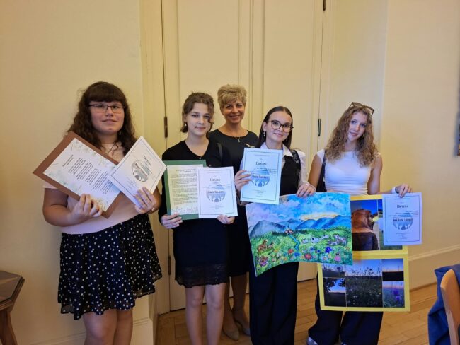 žákyně s diplomy